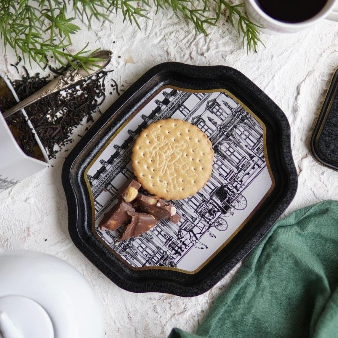 Curved wavy edge Tray  160x190 mm vintage cityscapes illustration