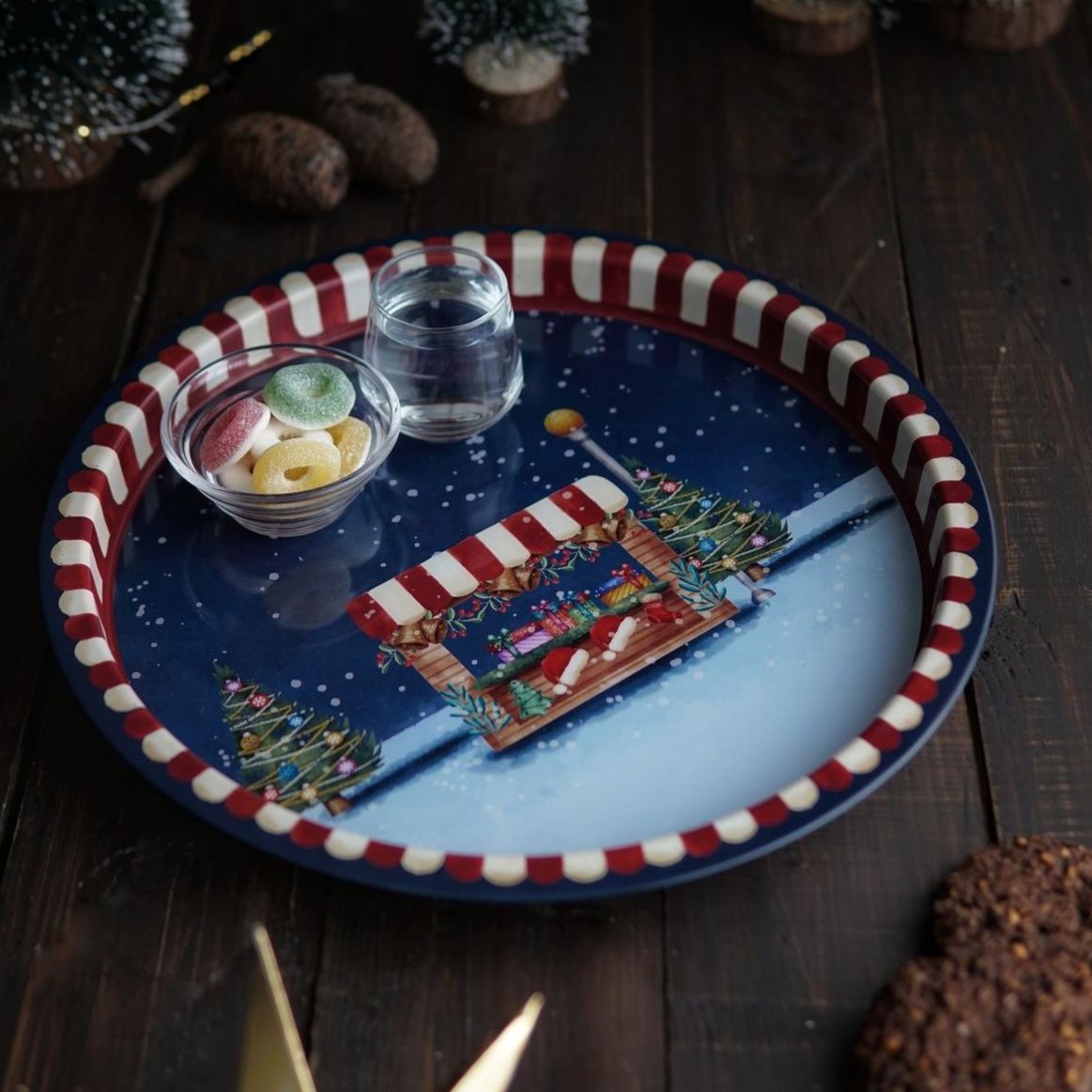 Ø315 mm Round Metal Tray  Gold Snow Crystal  red background 