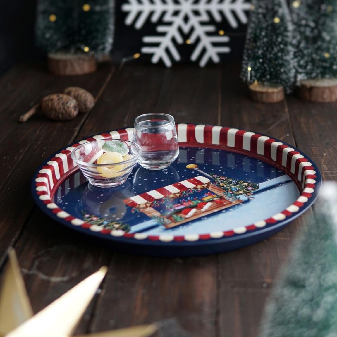 Ø315 mm Round Metal Tray  Gold Snow Crystal  red background 